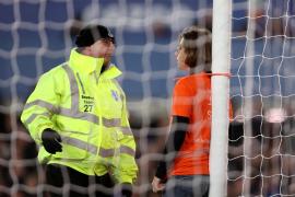 Un tânăr s-a legat de stâlpul porţii, în timpul unui meci din Premier League. Cureaua prinsă în jurul gâtului le-a dat de furcă poliţiştilor minute în şir. VIDEO