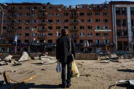 ”Sunt inutil chiar și cu arma în mână”. Mărturiile ucrainenilor rămași să lupte cu rușii, ca să-și apere tara