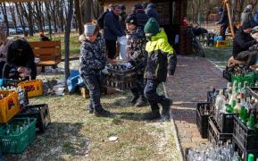 Copii din Ucraina care fac cocktailuri Molotov