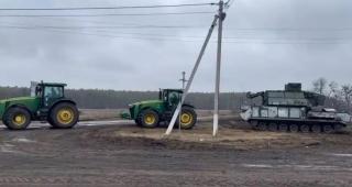 Fermierii din Ucraina tractează un sistem antiaerian de rachete rusesc. Echipamentul militar costă peste 20 de milioane de dolari - VIDEO
