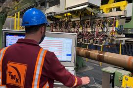 Muncitor in fabrica TMK Artrom de la Slatina