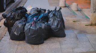 Cadavrul unei femei, tăiat în bucăți și pus în saci de gunoi, aruncat pe marginea drumului.