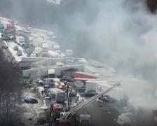 Zeci de mașini și TIR-uri făcute praf într-un carambol de proporții, pe o autostradă din Pennsylvania