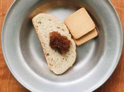 Ce mănâncă pacienţii din spitale de 11 lei / zi, după ce alimentele s-au scumpit. Manager: "Voi aţi putea asigura acasă trei mese?"