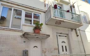 Doi frățiori, un băiețel de 5 ani și surioara lui mai mică, au fost aruncați de la balcon de mătușa lor, în Grecia. "Nu am reușit să o oprim"