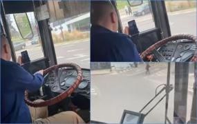 Şofer de autobuz din Constanţa, surprins glisând ecranul telefonului în timp ce se afla în trafic. „La puşcărie cu el”