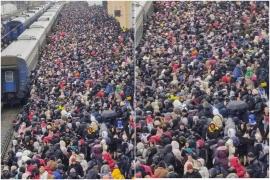 Imagini sfâșietoare în gara din Harkov: Mii de refugiați se înghesuie pe peron, așteptând să plece din calea bombardamentelor