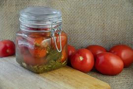 Borcan cu roşii murate