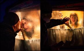 Durere şi neputinţă: Un bărbat îşi ia adio de la soţia şi copiii săi într-o gară din Odessa, înainte de a pleca la război