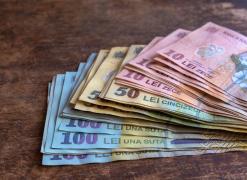 Lei româneşti pe o masă