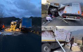 Doi morţi, după ce două TIR-uri s-au ciocnit frontal pe Valea Oltului. Unul dintre autotrenuri a luat foc