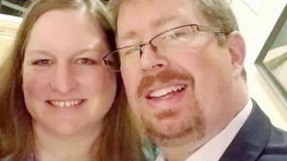 ''Văduva neagră'' şi-a răsfăţat amantul cu cadouri din banii pentru înmormântarea soţului. Bărbatul este principalul suspect al crimei