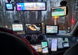 Un taximetrist din Cluj şi-a pus 10 device-uri în maşină, dar nu-i mergea sistemul POS: "Greu cu tehnologia"