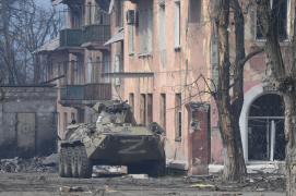 Tanc lângă o clădire din Ucraina