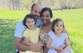 O fetiţă de 3 ani (stânga) a murit, după ce a căzut într-o cascadă, sub ochii disperaţi ai părinţilor