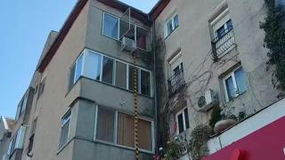 Un copil de 3 ani a căzut de la etaj, în București, și s-a oprit pe platforma blocului. Vecinii au fost primii care au sărit în ajutorul micuțului