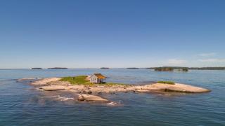 Cea mai izolată casă din lume este scoasă la vânzare. Cât trebuie să scoată din buzunare cei care își doresc o viață departe de orașe