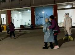 Bătrână de 92 de ani luată cu forța din casă și dusă într-un centru de carantină în Shanghai: Avea Covid și i-au spart ușa