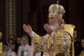 Patriarhul rus Kiril în timpul unei slujbe