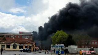 Fumul dens produs de incendiul de la Feroneria Arad a creat probleme pompierilor