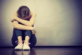 O adolescentă de 13 ani, forţată de un bărbat din Dâmboviţa să se culce cu 35 de bărbaţi timp de trei nopţi