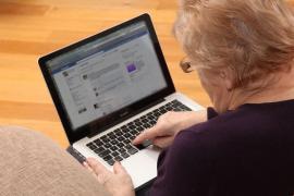 Drama unei bătrâne din Botoşani care a crezut că şi-a cunoscut marea dragoste pe Facebook. Ce i-a făcut bărbatul după ce a legat-o de mobilă