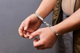 Bărbat arestat, cu cătuşe la mâini