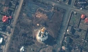 Imagini din satelit arată o groapă comună din Bucha. Șanțul are 14 metri lungime şi este săpat lângă Biserica Sf. Andrei