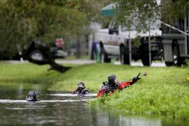 Fotografie reprezentativă: scafandri cutând într-un iaz