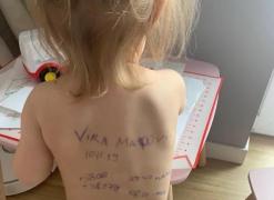 O mamă a scris pe spatele fetiței sale datele de contact pentru a fi ajutată dacă părinții sunt uciși în război. Măsuri disperate în Ucraina