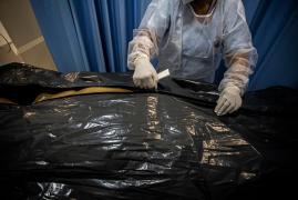 Declarat mort de echipajul de salvare după ce i s-a făcut rău la muncă, un gunoier din Franța s-a trezit la viață în sacul mortuar