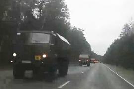 Un convoi militar rusesc filmat pe teritoriul Belarusului, în direcția Cernihiv. Stoltenberg: Războiul poate dura luni, chiar ani