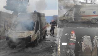 O ambulanță a luat foc în mers, pe un drum din Neamț. Urma să preia un pacient de la Spitalul TBC Bisericani