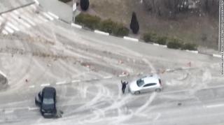 Momentul în care părinții unui copil sunt dați jos din mașină și omorâți de ruși în fața lui