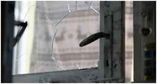 Bătrână din Suceava, ameninţată cu cuţitul în propria casă de un bărbat care voia să îi fure banii