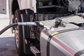 Tineri suspectaţi că au furat peste jumătate de tonă de motorină dintr-un camion parcat, în Gorj. Ar fi fost ajutaţi şi de o minoră