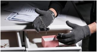 Un poliţist din Constanţa, trimis în judecată după ce a înlocuit 15 kg de bijuterii cu obiecte din lemn şi plastic