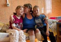 Mamă și fiică rămase invalide după bombardamentele rusești de la gara Kramatorsk. Acum sunt îngrijite de fiul de 11 ani