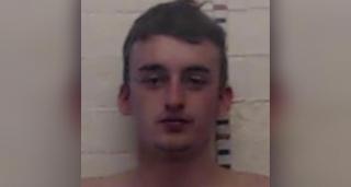 Tânăr de 23 de ani, condamnat la 11 ani de închisoare pentru viol. A atacat o bătrână de 82 de ani, în locuinţa ei din Anglia