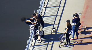 Polițiștii au prins-o de haine în ultimul moment. O adolescentă a vrut să se arunce de pe pod în fluviul Vistula din Polonia