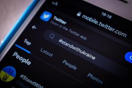 Twitter va folosi etichete de avertizare pentru a combate fake-news-urile legate de războiul din Ucraina