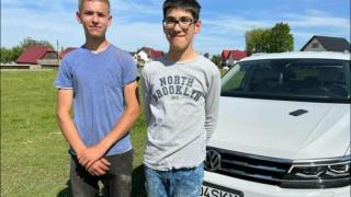 Lecţie de viaţă: Doi copii din Suceava au mers 15 km cu bicicletele pentru a duce proprietarului portofelul pierdut