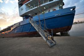 Zeci de nave maritime aşteaptă să intre pe canalul Sulina. Timpul de aşteptare este şi de 2 săptămâni