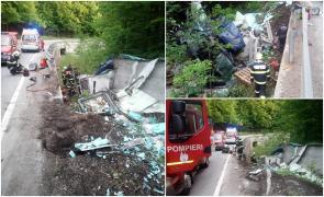 Un camion aproape s-a dezintegrat după ce s-a răsturnat într-o râpă la Pipirig, în Neamț. Șoferul a murit