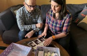 "Am fost nevoiţi să punem rămăşiţele bebeluşului nostru în frigider". Trauma cumplită a unor părinţi în ziua în care şi-au pierdut copilul