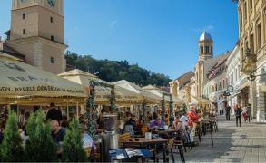 oameni în centrul orașului Brașov