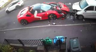 Ferrari SF90, filmat cum face praf cinci mașini parcate, pe o stradă din Anglia