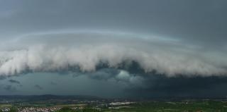 Alertă meteo de vreme severă în jumătate din țară. Ploi torențiale, grindină și vijelii, până la noapte