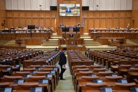 Camera Deputaţilor a adoptat legea care majorează salariul din fonduri publice