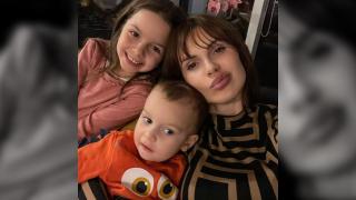 Iulia B. alături de cei doi copii ai săi